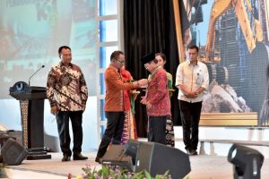 Gubernur Jambi Fachrori Raih Penghargaan K3, Keselamatan dan Kesehatan Kerja di Jambi Meningkat 