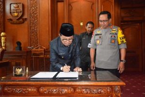 Gubernur dan KapoldaTeken Kesepakatan Hibah untuk Bantu Rehab Rumah Dinas Pimpinan dan Perwira Polda