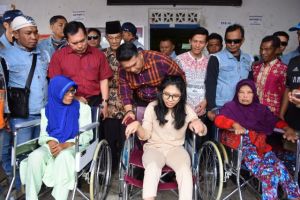 Selain Beri Kuliah Umum, Fasha Bakti Sosial Serahkan Kursi Roda Kepada Warga Kerinci 