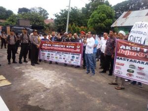 Demo ke Bawaslu, Massa Minta Pro Aktif Tindak Pelanggaran