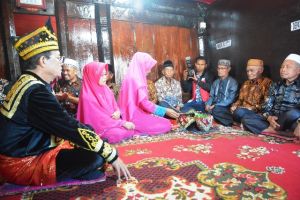 Gubernur Jambi Dianugerahi Gelar Adat Kerinci Depati Susun Negaro Pemuncak Alam Jambi