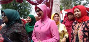 Istri Kapolda Jambi Ny Ning Muchlis Dampingi Ketua BKOW Buka Bazar Ramadhan 