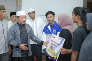 H Al Haris Serahkan Bonus Atlit Porprov 2018  ·   Pada Buka Puasa Bersama Ratusan Atlit dan Pengurus