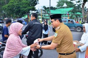Pemkot Jambi Berbagi, Humas Kota Jambi Sebar Takjil Gratis