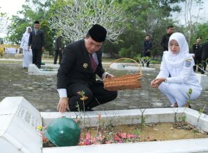Peringati HKN:  Bupati, Wabup dan Forkopimda Ziarah Bersama ke TMP Patriot Bhakti Merangin