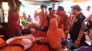 Wawako Zulhelmi dan Satgas Pangan Provinsi Cek Pasar Tanjung Bajure