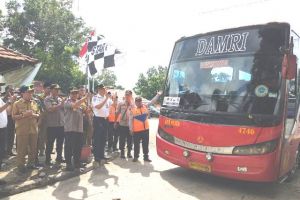Kapolda Lepas Armada Mudik Serta Pantau Tes Urine Sopir di Terminal Alam Berajo
