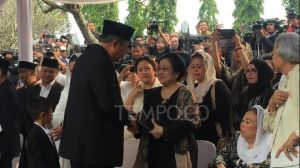 Momen Saat Megawati dan SBY Bersalaman di Pemakaman Ani Yudhoyono