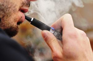 Risiko Kesehatan Rokok Elektrik, Asma hingga Kerusakan Otak