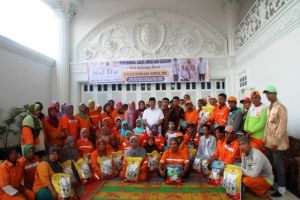 SAH Bagikan Zakat dan Sadaqah Pada Penyapu Jalan dan Porter dan Masyarakat Kurang Mampu