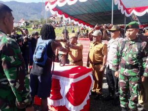 Upacara Penerimaan Warga, Mantan KSB Talengga Gire Resmi Kembali ke Pangkuan NKRI