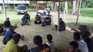Binmas Noken Serahkan Bantuan Bibit Ke Kelompok Tani Binaan di Kampung Musaima II