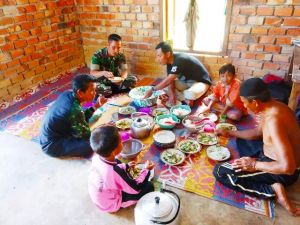 Penuh Keakraban, Satgas TMMD Makan Siang Sambil Lesehan Bersama Warga
