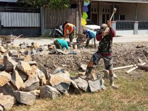 Kerasnya Batu Tak Mengalahkan Semangat Satgas TMMD Kodim 0716/Demak