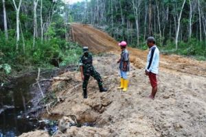 Danramil 415-04/Muara Bulian Turun Langsung  Pantau Perkembangan Pembukaan Jalan TMMD