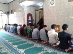 Danramil  Shalat Jumat Bersama Warga di Lokasi TMMD Kodim 0415/Batanghari