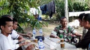 Jalin Kebersamaan di Lokasi TMMD,  Sertu Suparman Ngopi Bersama Warga