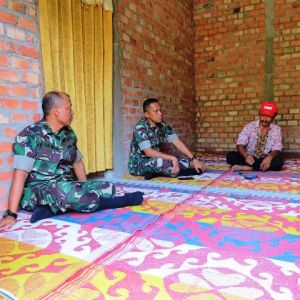 Ketua RT 07 Desa Ladang Peris Sampaikan Warga Bahagia Bisa Jadi Orang Tua Asuh di TMMD 0415/Bth