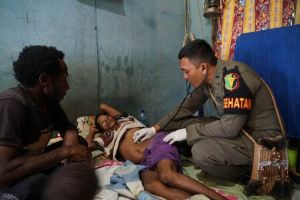 Hari Bhayangkara ke 73, Polri Lakukan Bakti Sosial di Kampung Utikini II, Kuala Kencana Mimika