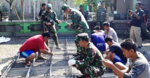 Warga dan Satgas TMMD 