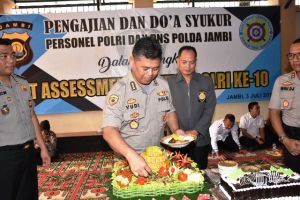 Peringati Hari Jadi Assessment Center Polda Jambi, Karo SDM Potong Tumpeng