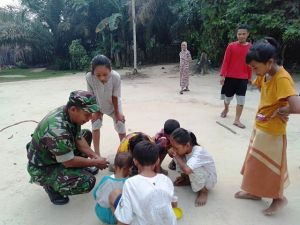 Berkumpul dengan Anak-anak, Serda Alfian Ajarkan Sejumlah Permainan Tradisional