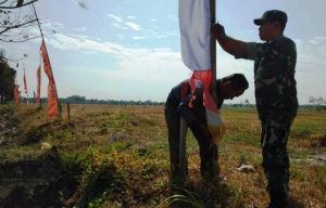 Umbul-Umbul Ramaikan Lapangan Upacara TMMD