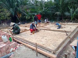 Bedah Rumah Pak Supar, Hari Ini Babinsa bersama Warga Gotong Royong  Bangun Pondasi