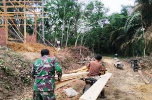 Warga dan TNI Bangun Rumah Iskandar, Praka Bambang irawan: Kalau Sudah Selesai BIsa Segera Pindah