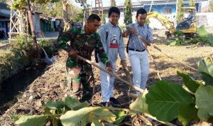 Anak-Anak SMA Ambil Peran di TMMD Kalikondang