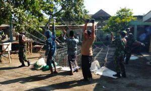 Warga Dan TNI Bergelut dengan Rangkaian Besi