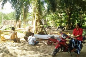 Sambil Lesehan di Bawah Pohon Sawit,  Kopda Sisri Sampaikan Program TMMD ke Warga