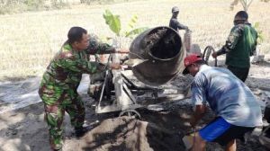 TNI dan Warga 
