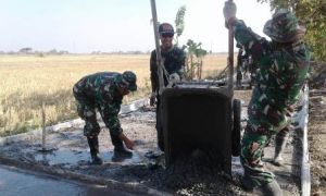 Gerobak Usang Andalan di Pembetonan Jalan TMMD