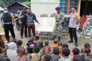 Binmas Noken Polres Puncak Jaya dan BKO Brimob Polda Sulsel Gelar Polisi Pi Ajar di Tingginambut
