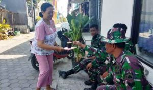 ''Seneng Bisa Menyediakan Kopi Panas Untuk Pak Tentara''