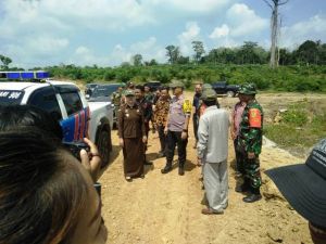 Usai Peletakan Batu Pertama Dandim 0415/Batanghari Dampingi Bupati Syahirsyah Tinjau Pembukaan Jalan