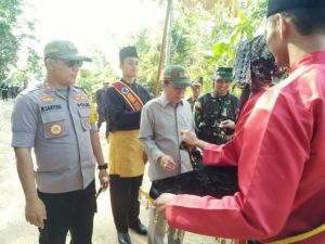 Buka TMMD di Desa Ladang Peris, Syahirsah Berikan Cangkul ke TNI dan Gergaji ke Warga