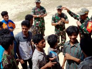 Nikmati Hiburan Rakyat, Begini Keakraban Dansatgas Kodim 0415/Bth dengan Warga SAD