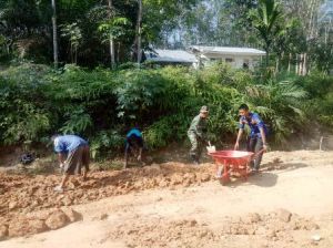 Kompak.... Warga dan TNI  Gotong Royong Perbaiki Jalan RT 14 Desa Ladang Peris