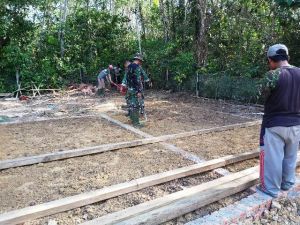 Pondasi Rumah Sriyono Siap, Babinsa dan Satgas Gotong Royong Bersama Warga