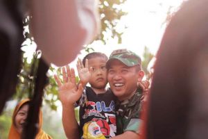 Dipeluk Dandim 0415/Bth, Balita Ini Bercita Cita Jadi Tentara   
