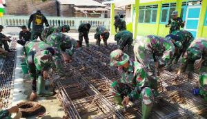 Belajar Ilmu Merakit Besi di Lokasi TMMD