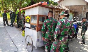 Pedagang Keliling Menangguk Rezeki di Lokasi TMMD