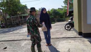 Banyak Warga Sediakan Jajanan dan Minuman