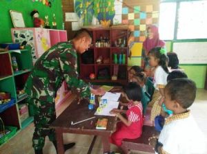 Anggota Satgas Mengajar di PAUD, Anak-Anak Langsung Ceria