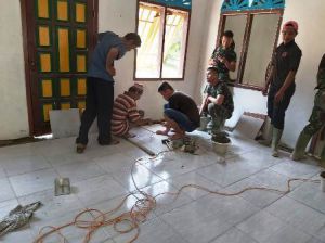 Pemasangan Keramik Mushola Baitul Mukmin Hampir Rampung