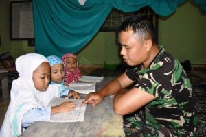 Anggota Satgas TMMD 105 ini juga Mengajar Anak-Anak Desa Ladang Peris Mengaji