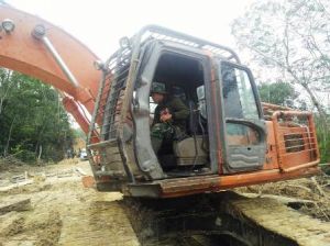Serba Bisa, Anggota Satgas TMMD Desa Ladang Peris Ini juga Mahir Operasikan Alat Berat