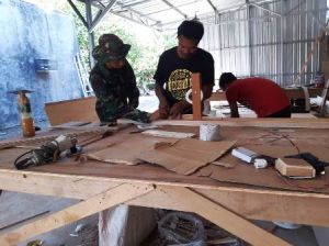 Satgas TMMD ke 105 Belajar Cara Membuat Mebel Interior